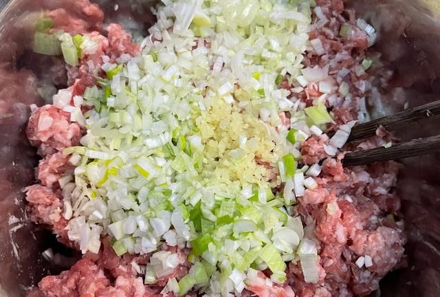 立冬第一碗饺子，必是羊肉胡萝卜馅，教你3个关键点，鲜嫩又多汁