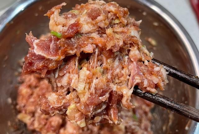 立冬第一碗饺子，必是羊肉胡萝卜馅，教你3个关键点，鲜嫩又多汁