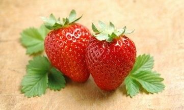 草莓怎样清洗才能吃(草莓拿什么东西来洗)图1