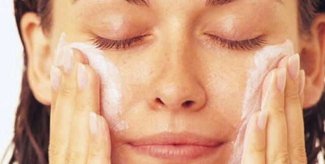 秋冬干燥敏感，需要选对温和洁面哦