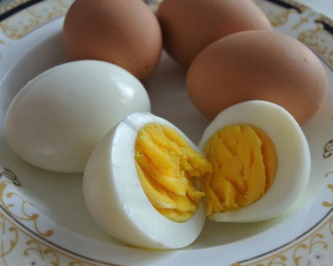 一个水煮鸡蛋的热量高吗？
