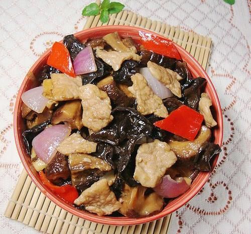 木耳香菇炒肉片：营养均衡，色泽搭配诱人，吃起来清脆可口又下饭