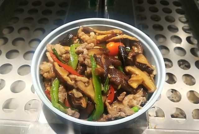 木耳香菇炒肉片：营养均衡，色泽搭配诱人，吃起来清脆可口又下饭