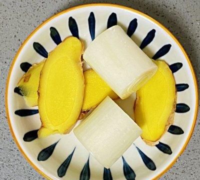 「月子食谱」下奶鲫鱼汤，汤汁浓郁，奶白色有技巧