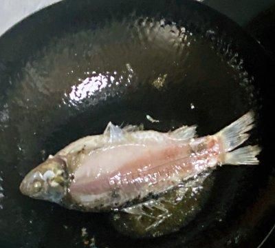 「月子食谱」下奶鲫鱼汤，汤汁浓郁，奶白色有技巧
