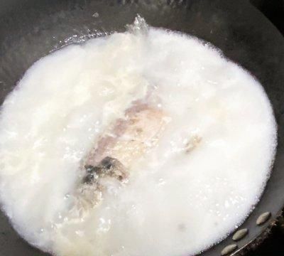 「月子食谱」下奶鲫鱼汤，汤汁浓郁，奶白色有技巧
