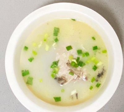 「月子食谱」下奶鲫鱼汤，汤汁浓郁，奶白色有技巧