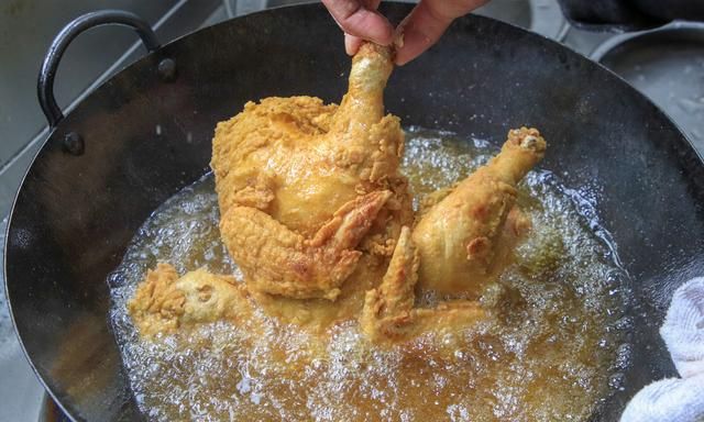 用厨师长的方法做香酥炸鸡，鸡肉鲜嫩多汁，好吃到吮手指
