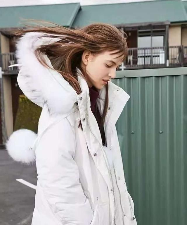 白色羽绒服套什么好看,白色羽绒服脏了怎么洗图8