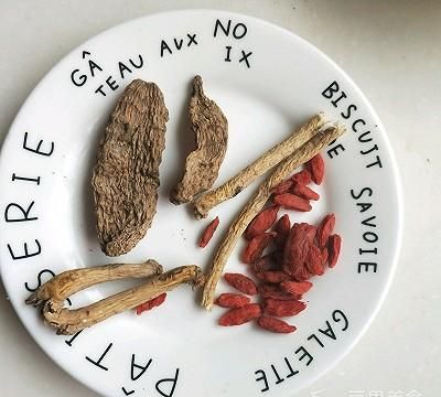 一碗让你神清气爽的营养汤_天麻当归鸡