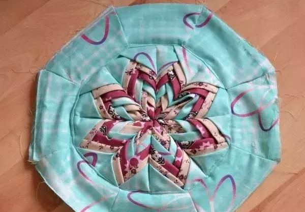 「拼布教程」菊花花瓣式样的枕头制作，新手也能学会！