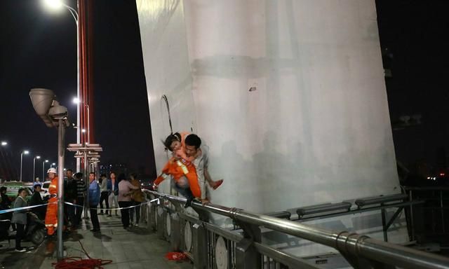 为什么吸食冰毒、麻古容易出现幻觉幻听、被害妄想等症状？