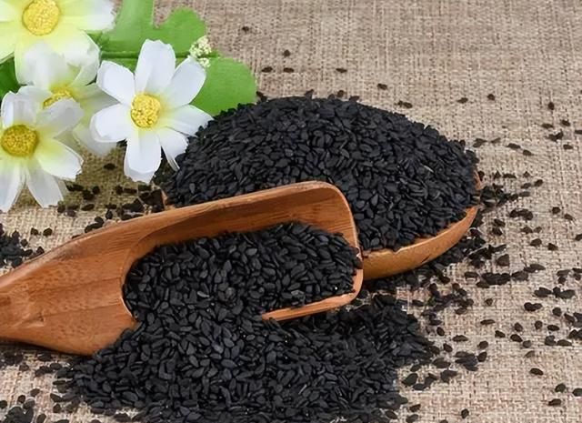 女生减肥路上的“绊脚石”，这3种食物要少吃，让你事半功倍