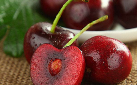 樱桃里的虫子吃了会有寄生虫吗(樱桃中的蛆虫吃到肚子里怎么办)