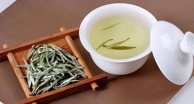 进来喝茶！三种适合秋季喝的茶，快来了解一下→