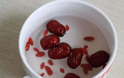 红枣泡水有哪些功效(红枣煮水喝效果更好吗)