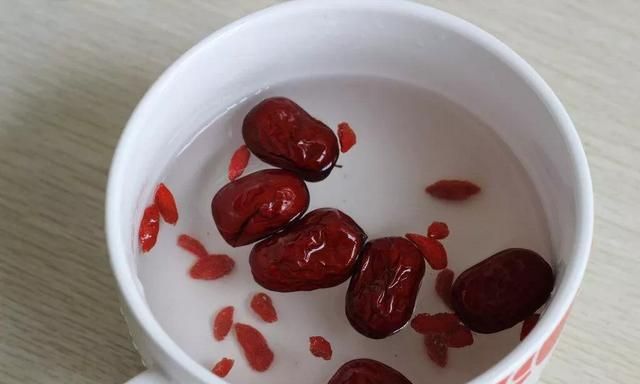 红枣泡水有哪些功效(红枣煮水喝效果更好吗)图1