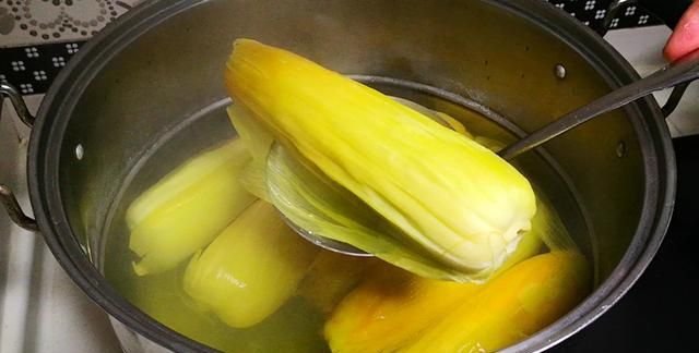煮玉米时，别只用清水，多加这2样，煮好的玉米就会香甜又软糯