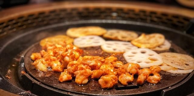 鸡鸭身上这一部位，被称为“掌中宝”，口感爽脆，下酒最适合了
