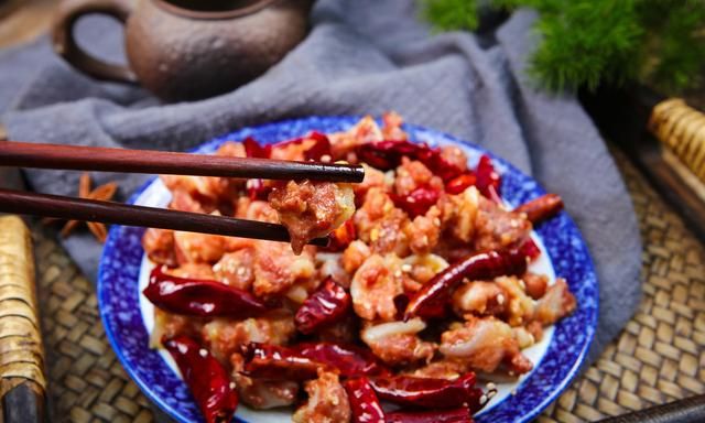 鸡鸭身上这一部位，被称为“掌中宝”，口感爽脆，下酒最适合了