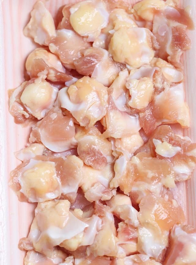 鸡鸭身上这一部位，被称为“掌中宝”，口感爽脆，下酒最适合了