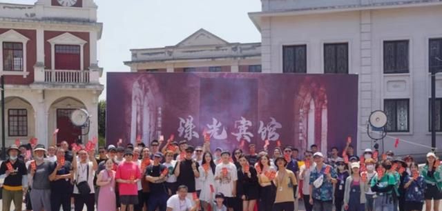女大十八变！香港知名童星成功融入内地发展，下巴变尖被质疑整容