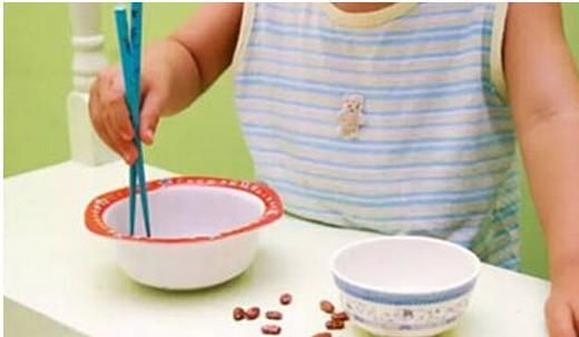 2岁男童误把“它”当糖果吃了，致使智力倒退十个月！