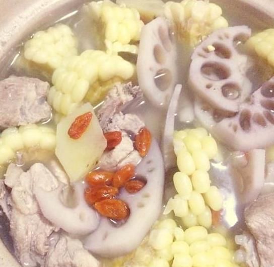 莲藕煲排骨怎么做,薏仁莲藕煲排骨步骤图1