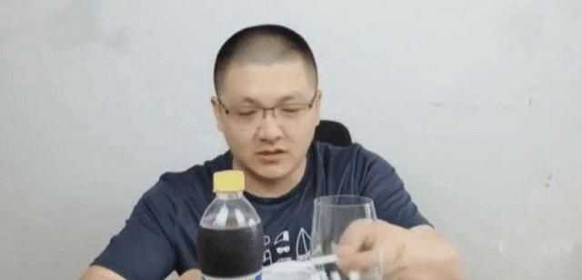 味精加可乐等于催情药？是否有效？网红亲自测试，看到结果愣住了