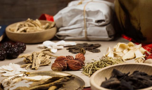 肝囊肿的最佳治疗方法是什么？医生：不是定期复查也不是手术