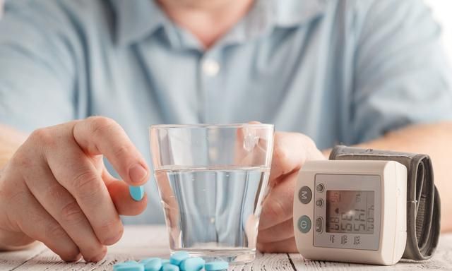 银杏叶有何药理功效？泡水喝能治疗心血管疾病吗？看看医生怎么说