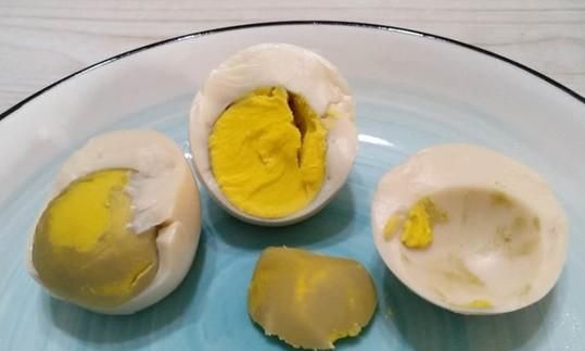 煮熟鸡蛋黄上面的青黑色物质究竟是什么？