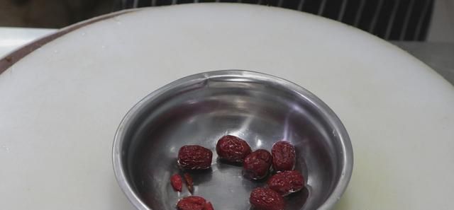 庄主教学每天一道菜，冰糖炖雪梨的做法，润肺止咳也好吃