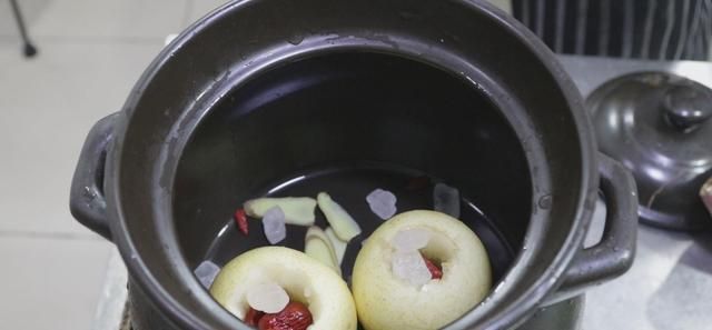 庄主教学每天一道菜，冰糖炖雪梨的做法，润肺止咳也好吃