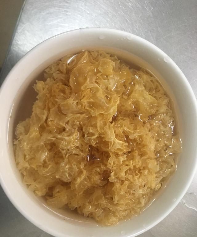 清肺美容的红枣银耳汤