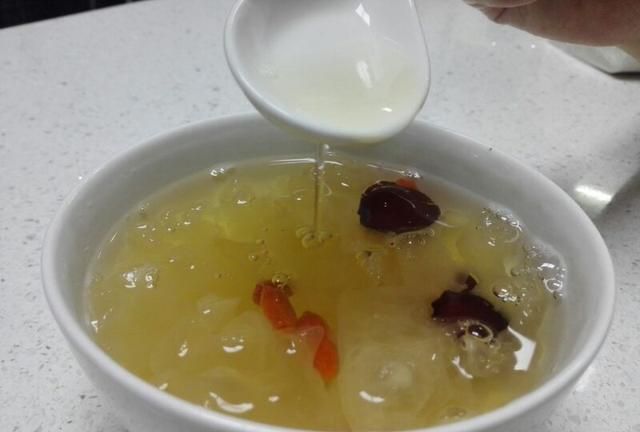 清肺美容的红枣银耳汤