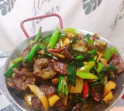 中国十大传统名菜腊味合蒸之腊味菌菇合炒