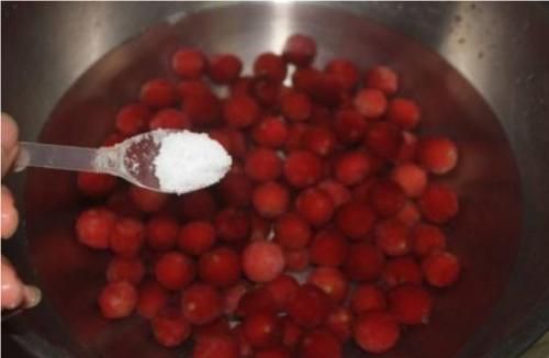 杨梅用盐水泡一下钻出来白色虫子，这样的水果能吃吗？告诉你答案