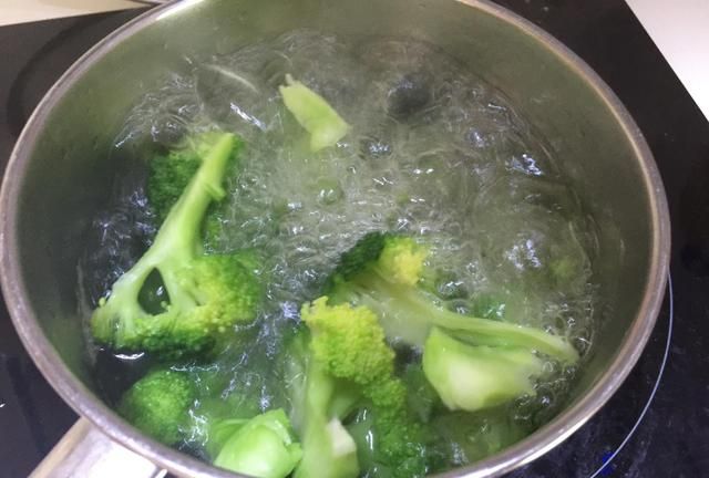 杨梅用盐水泡一下钻出来白色虫子，这样的水果能吃吗？告诉你答案