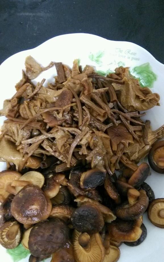 腊肉和干茶树菇怎么做才好吃图2