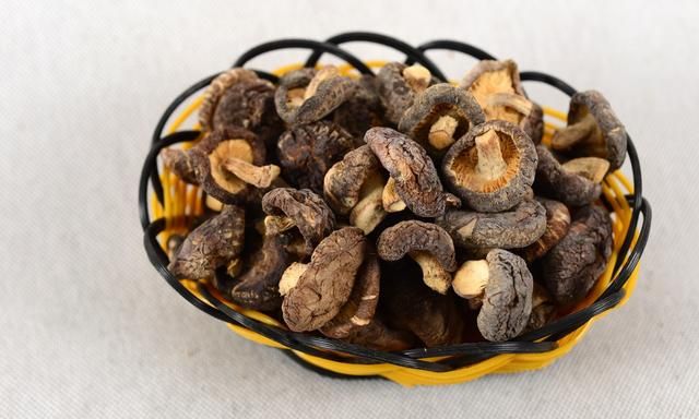 传言辨真假：牛奶炖蘑菇，真的可以治疗鼻炎吗？
