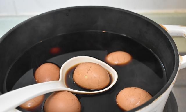 鸡蛋别只会水煮了，这样做咸香入味，做法简单易学，学会给家人做