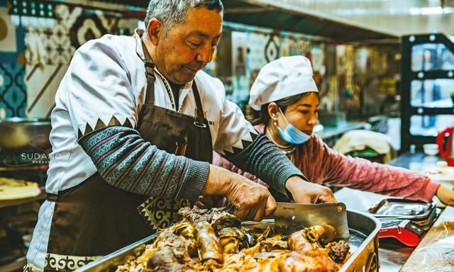 新疆马肉吃过吗？一公斤85块钱，游客馋得直流口水