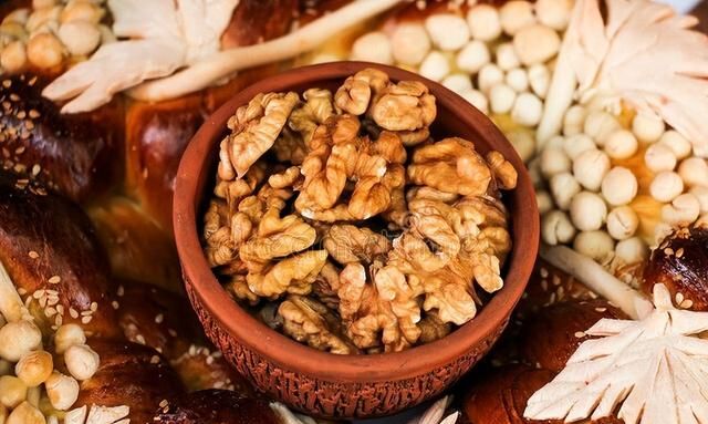 讲一味核桃仁，强腰膝、温肾阳、止咳喘，好吃又好用，养身又养颜