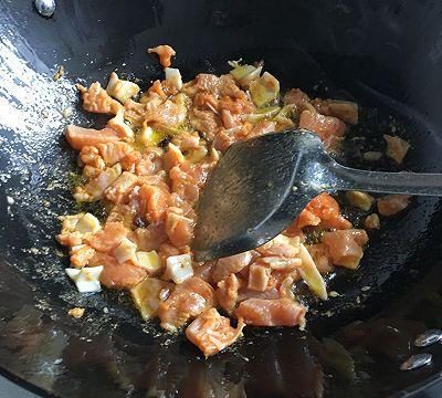 无法忘记这味道，骨肉相连除了油炸烧烤还可以这么做