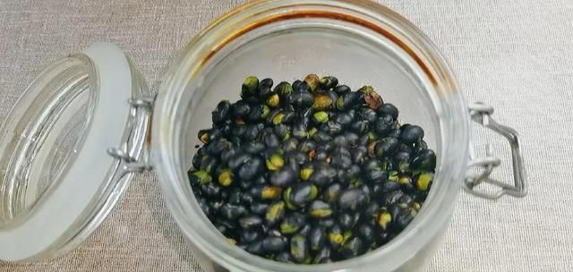 补药一堆不如每天几粒黑豆，入秋后多吃黑豆，这种吃法简单又实用