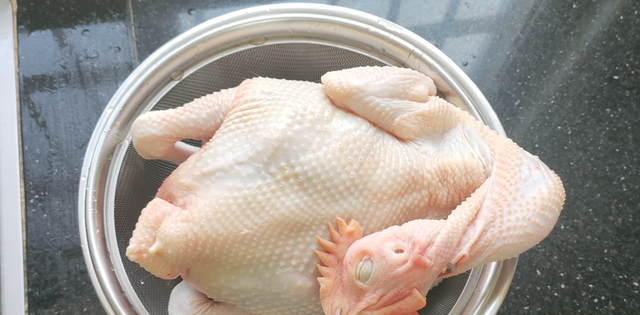 年夜饭鸡肉怎样吃？教你广式白切鸡正确做法，配2种蘸料爽滑味美