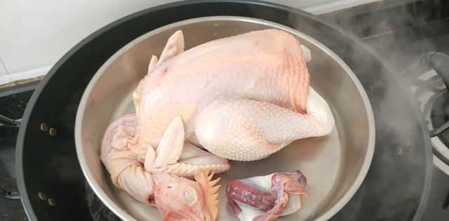 年夜饭鸡肉怎样吃？教你广式白切鸡正确做法，配2种蘸料爽滑味美
