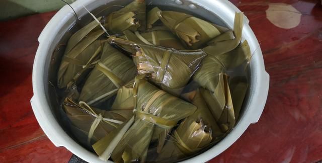 肉粽子这样做，步骤简单，肉香米糯，比买的还好吃，真香