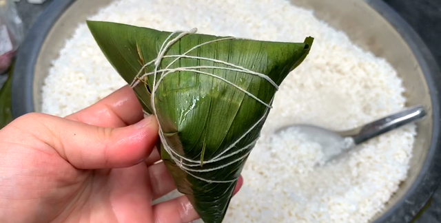 最简便的包粽子手法，粽子叶一卷一捏一盖，做法简单，新手包会